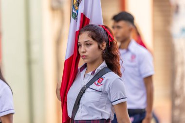 Matamoros, Tamaulipas, Meksika - 16 Eylül 2022: Geçit töreni sırasında Meksika bayrağına eşlik eden öğrenci Desfile 16 de Septiembre