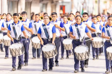 Matamoros, Tamaulipas, Meksika - 16 Eylül 2022: Desfile 16 de Septiembre, CBTis 135 No 'lu Bando üyeleri geçit töreninde sahne alacaklar