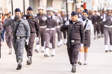 Matamoros, Tamaulipas, Meksika - 16 Eylül 2022: 16 de Septiembre, Pentathlon Deportivo Militarizado Universitario XVIII üyeleri, askeri üniformalarla, geçit töreninde caddede yürüyorlar.