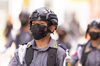 Matamoros, Tamaulipas, Meksika - 16 Eylül 2022: 16 de Septiembre, Pentathlon Deportivo Militarizado Universitario XVIII üyeleri, askeri üniformalarla, geçit töreninde caddede yürüyorlar.