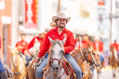 Matamoros, Tamaulipas, Meksika - 16 Eylül 2022: 16 Eylül de Septiembre, Cuadra Cabalgantes de Matamoros üyeleri tören sırasında evlerine biniyorlar