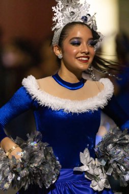 Matamoros, Tamaulipas, Meksika - 9 Şubat 2022: The Desfile de Navidad, geçit töreninde geleneksel kıyafetler giyen ponpon kızlar