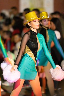 Matamoros, Tamaulipas, Meksika - 9 Şubat 2022: The Desfile de Navidad, geçit töreninde geleneksel kıyafetler giyen ponpon kızlar