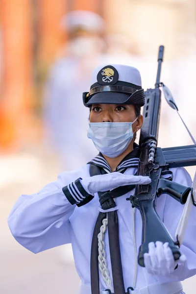 2022年9月16日メキシコ タマウリパス州マタモロス メキシコ海軍の隊員がパレード中にライフルを持って行進する — ストック写真