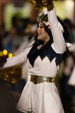 Matamoros, Tamaulipas, Meksika - 9 Şubat 2022: The Desfile de Navidad, geçit töreninde geleneksel kıyafetler giyen ponpon kızlar