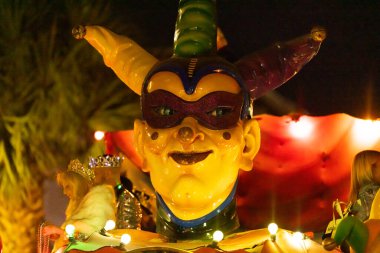 Galveston, Teksas, ABD - 1 Mart 2022 Galveston Mardi Gras Geçidi, geçit töreninde dev bir soytarı başıyla birlikte yüzüyor