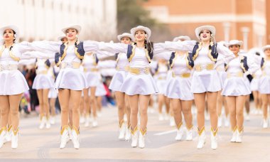 Laredo, Teksas, ABD - 19 Şubat 2022 Anheuser-Busch Washingtons Doğum günü Geçidi, Alexander Lisesi Göstericileri