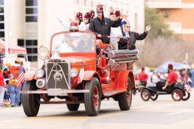 Laredo, Teksas, ABD - 19 Şubat 2022 Anheuser-Busch Washingtons Doğum Günü Geçidi, Alzafar Ateşli Tekerlekler Üyeleri eski klasik arabaları sürüyorlar