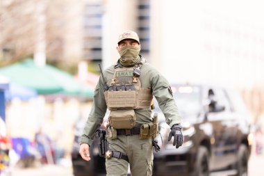 Laredo, Teksas, ABD - 19 Şubat 2022 Anheuser-Busch Washingtons Doğum Günü Geçidi, Swat Şerifi Devriyesi