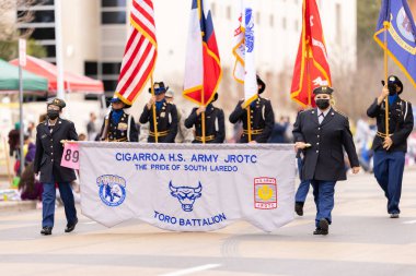 Laredo, Teksas, ABD - 19 Şubat 2022 Anheuser-Busch Washingtons Doğum Günü Geçidi, Cigarroa H.S. Ordu JROTC Toro Taburu, tam teçhizatlı askeri üniformalarla yürüyor.