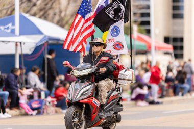 Laredo, Teksas, ABD - 19 Şubat 2022 Anheuser-Busch Washingtons Doğum Günü Geçidi, Savaş Gazisi ulusal bayrak taşıyan motosiklet sürüyor