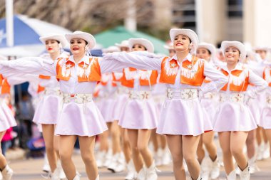 Laredo, Teksas, ABD - 19 Şubat 2022: The Anheuser-Busch Washingtons Doğum günü Geçidi, The United High School Larriettes