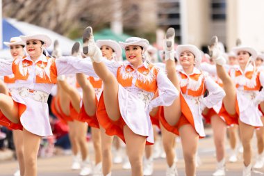 Laredo, Teksas, ABD - 19 Şubat 2022: The Anheuser-Busch Washingtons Doğum günü Geçidi, The United High School Larriettes