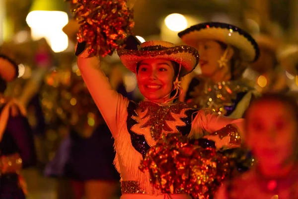 美国德克萨斯州加尔维斯顿 2022年3月1日 加尔维斯顿狂欢节 啦啦队队长身着牛仔女郎的服装参加游行 — 图库照片