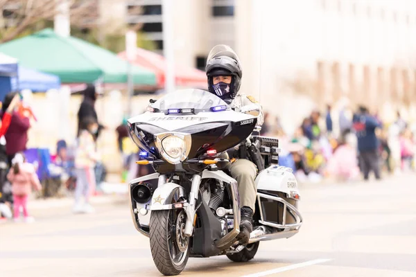 美国得克萨斯州拉雷多 2022年2月19日 Anheuser Busch Washingtons的生日游行 警长骑摩托车围攻游行队伍 — 图库照片