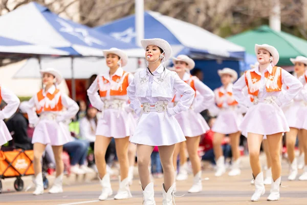 Laredo, Teksas, ABD - 19 Şubat 2022: The Anheuser-Busch Washingtons Doğum günü Geçidi, The United High School Larriettes