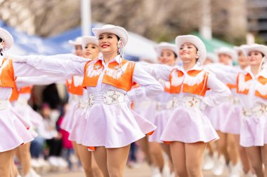 Laredo, Teksas, ABD - 19 Şubat 2022: The Anheuser-Busch Washingtons Doğum günü Geçidi, The United High School Larriettes