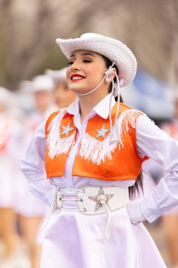 Laredo, Teksas, ABD - 19 Şubat 2022: The Anheuser-Busch Washingtons Doğum günü Geçidi, The United High School Larriettes