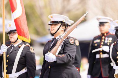 Laredo, Teksas, ABD - 19 Şubat 2022 Anheuser-Busch Washingtons Doğum Günü Geçidi, Birleşik Güney Lisesi Deniz Piyade Sınıfı JROTC üyeleri, tam teşekküllü askeri üniformalar giyip,