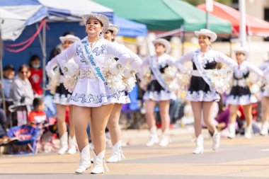 Laredo, Teksas, ABD - 19 Şubat 2022 Anheuser-Busch Washingtons Doğum günü Geçidi, Birleşik Güney Lisesi Merdivenleri
