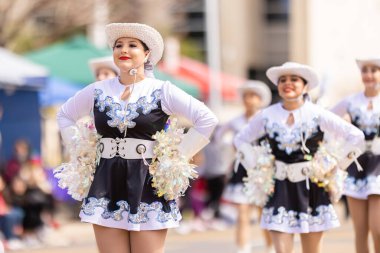 Laredo, Teksas, ABD - 19 Şubat 2022 Anheuser-Busch Washingtons Doğum günü Geçidi, Birleşik Güney Lisesi Merdivenleri