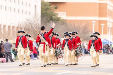 Laredo, Teksas, ABD - 19 Şubat 2022 Anheuser-Busch Washingtons Doğum Günü Geçidi, Eski Muhafız Fife and Drum Corps kırmızı paltoları ve tricorn şapkalarıyla tanınır.