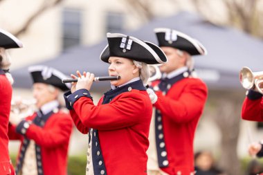 Laredo, Teksas, ABD - 19 Şubat 2022 Anheuser-Busch Washingtons Doğum Günü Geçidi, Eski Muhafız Fife and Drum Corps kırmızı paltoları ve tricorn şapkalarıyla tanınır.