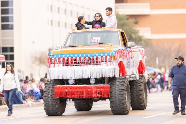 Laredo, Teksas, ABD - 19 Şubat 2022 Anheuser-Busch Washingtons Doğum Günü Geçidi, Ford Bronco Canavar Kamyonu