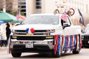Laredo, Teksas, ABD - 19 Şubat 2022 Anheuser-Busch Washingtons doğum günü geçidi, Brown Impressions Lowrider Car Club üyeleri ve bisikletleri