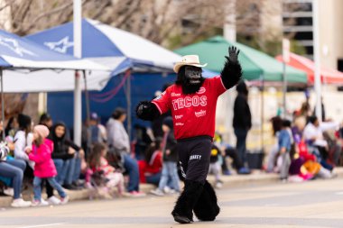 Laredo, Teksas, ABD - 19 Şubat 2022 Anheuser-Busch Washingtons Doğum Günü Geçidi, Tecolotes de los dos Laredos maskotu El Chango