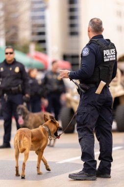 Laredo, Teksas, ABD - 19 Şubat 2022 Anheuser-Busch Washingtons Doğum Günü Geçidi, Laredo K-9 Birimi Üyeleri