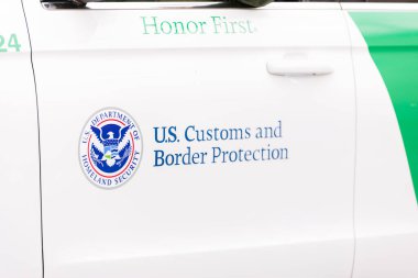 Laredo, Teksas, ABD - 19 Şubat 2022 Anheuser-Busch Washingtons Doğum Günü Geçidi, ABD Gümrük ve Sınır Koruma logosunu resmi bir araca kapatın