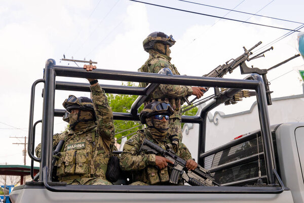 Матаморос, Тамаулипас, Мексика - 25 февраля 2023 года: Парад Fiestas Mexicanas Parade, Мексиканский флот Патрулирование маршрута парада в начале парада