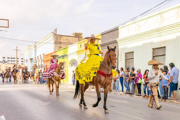 Matamoros Tamaulipas México Febrero 2023 Desfile Fiestas Mexicanas Mujeres Vestidas — Foto de Stock