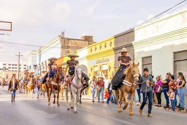 Matamoros Tamaulipas Mexique Février 2023 Fiestas Mexicanas Parade Femmes Portant — Photo
