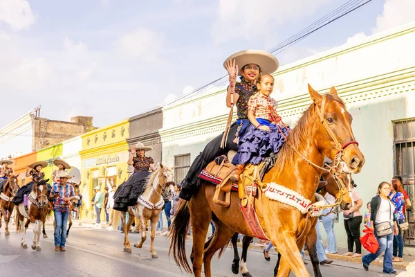 Matamoros Tamaulipas Mexique Février 2023 Fiestas Mexicanas Parade Femmes Portant — Photo