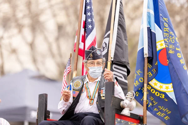 2022年2月19日 アメリカ テキサス州ラレド アメリカ国旗を振りながら朝鮮戦争退役軍人輸送船 アンヘウザー ブッシュ ワシントンの誕生日パレード ロイヤリティフリーのストック画像