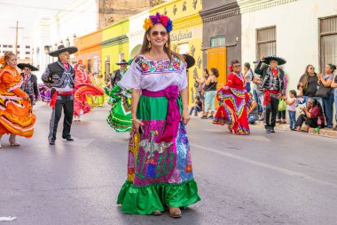 Matamoros, Tamaulipas, Meksika - 25 Şubat 2023: Fiestas Mexicanas Parade, DIF sponsorluğundaki dans grubu Young of Heart 'ın geleneksel giyinmiş kadın ve erkekleri geçit töreninde sahne alacak.