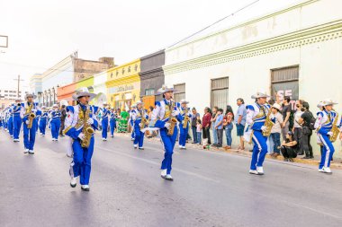 Matamoros, Tamaulipas, Meksika - 25 Şubat 2023: Fiestas Mexicanas Parade, Juan Jose de la Garza Lisesi 'nin Toros Bandosu üyeleri