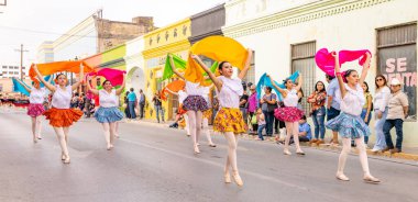 Matamoros, Tamaulipas, Meksika - 25 Şubat 2023: Fiestas Mexicanas Parade, Klasik Bale ve Ricardo Flores Magon Lisesi 'nden Modern Caz Kulübü geçit töreninde geleneksel danslar yapıyor.