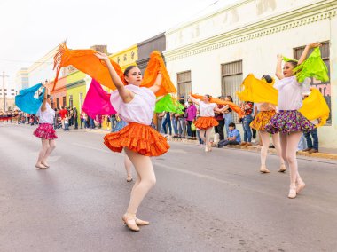 Matamoros, Tamaulipas, Meksika - 25 Şubat 2023: Fiestas Mexicanas Parade, Klasik Bale ve Ricardo Flores Magon Lisesi 'nden Modern Caz Kulübü geçit töreninde geleneksel danslar yapıyor.