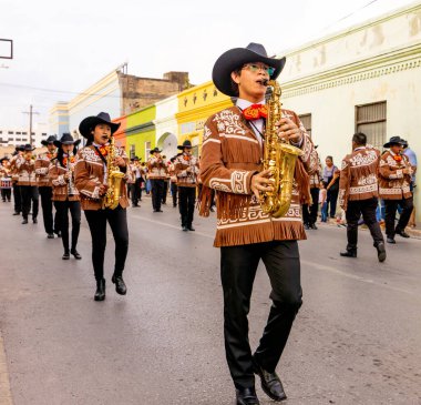 Matamoros, Tamaulipas, Meksika - 25 Şubat 2023: Fiestas Mexicanas Parade, Music Band Halcones from the Ricardo Flores Magon Lisesi, geçit töreninde