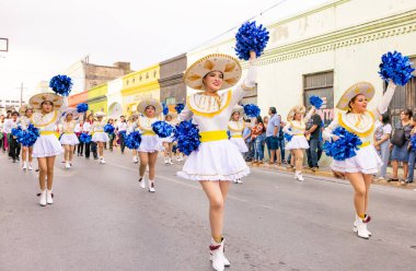 Matamoros, Tamaulipas, Meksika - 25 Şubat 2023: Fiestas Mexicanas Parade, Matamoros Teknoloji Enstitüsü 'nden ponpon kızlar, geleneksel kıyafetler giyip geçit töreninde dans ediyorlar.