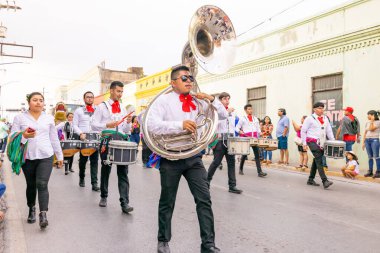 Matamoros, Tamaulipas, Meksika - 25 Şubat 2023: Fiestas Mexicanas Parade, TEC 'den The Marching grubu, geçit töreninde sahne aldı