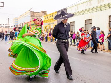 Matamoros, Tamaulipas, Meksika - 25 Şubat 2023: Fiestas Mexicanas Parade, CBTis 135 öğrencileri geleneksel kıyafetler giyerek, geleneksel Meksika dansları yaparak