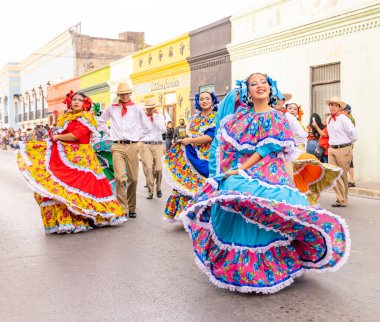 Matamoros, Tamaulipas, Meksika - 25 Şubat 2023: Fiestas Mexicanas Parade, Folklor Enstitüsü Matamorense üyeleri, geleneksel Meksika dans grubu, geçit töreninde