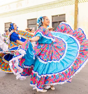 Matamoros, Tamaulipas, Meksika - 25 Şubat 2023: Fiestas Mexicanas Parade, Folklor Enstitüsü Matamorense üyeleri, geleneksel Meksika dans grubu, geçit töreninde