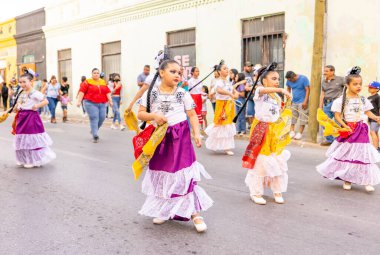 Matamoros, Tamaulipas, Meksika - 25 Şubat 2023: Fiestas Mexicanas Parade, Xanadu Dans Akademisi öğrencileri geleneksel kıyafetler giyip geçit töreninde dans ediyorlar.