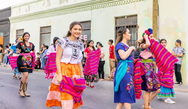 メキシコ タマウリパス州マタモロス2023年2月25日 フィエスタ メキシアナス パレード ヴィラ フリート文化学校の生徒たち 伝統的な衣装を着てメキシコ舞踊を披露 — ストック写真