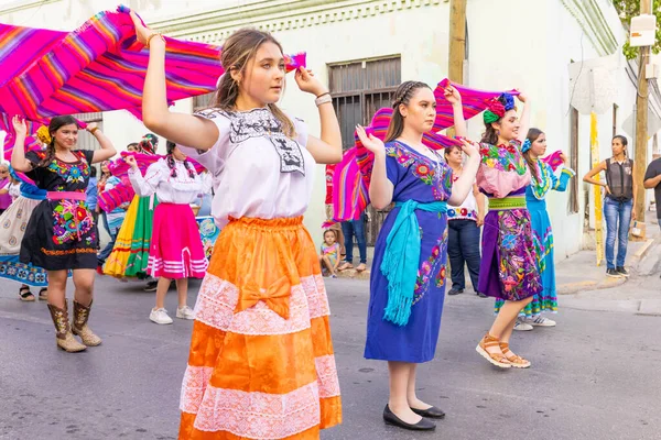 メキシコ タマウリパス州マタモロス2023年2月25日 フィエスタ メキシアナス パレード ヴィラ フリート文化学校の生徒たち 伝統的な衣装を着てメキシコ舞踊を披露 — ストック写真